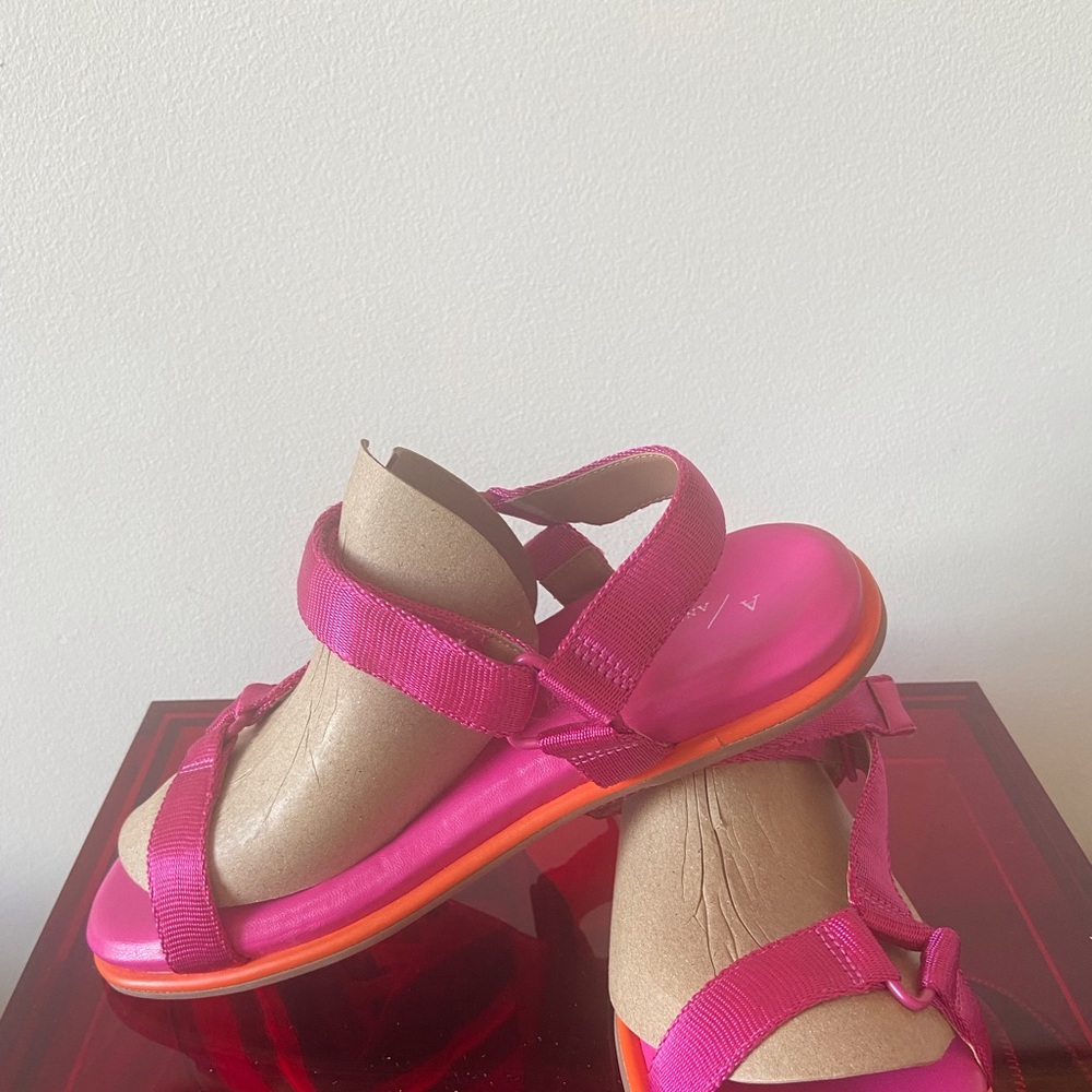 Anthropologie Universal Tech Sandal in Fuchsia pink orange size 7 New